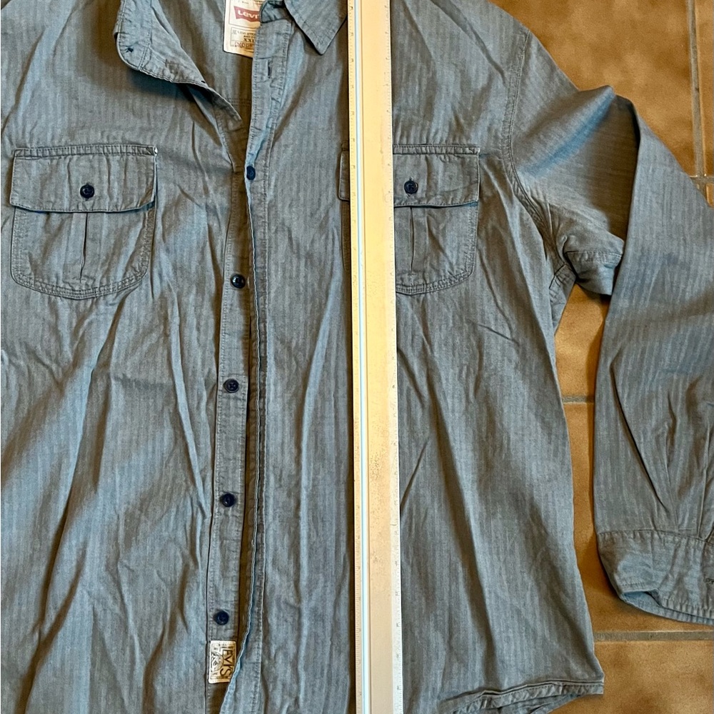 LEVIS lightweight Soft Button Down - Picture 4 of 5